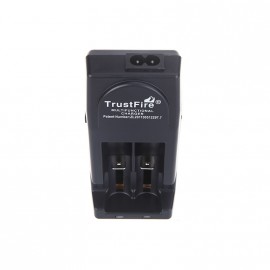 Портативное универсальное зарядное устройство TrustFire TR001 для литий-ионных батарей
